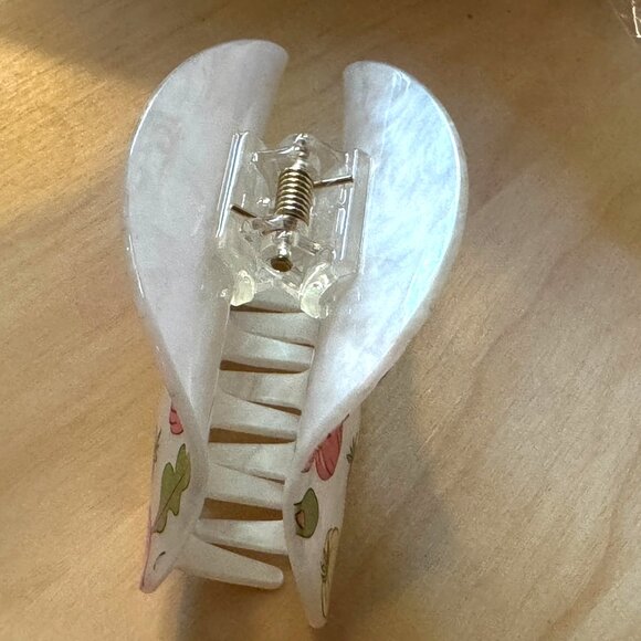 FRASIER STERLING Veggie Hair Claw Clip - Pearlescent White - Picture 5 of 13